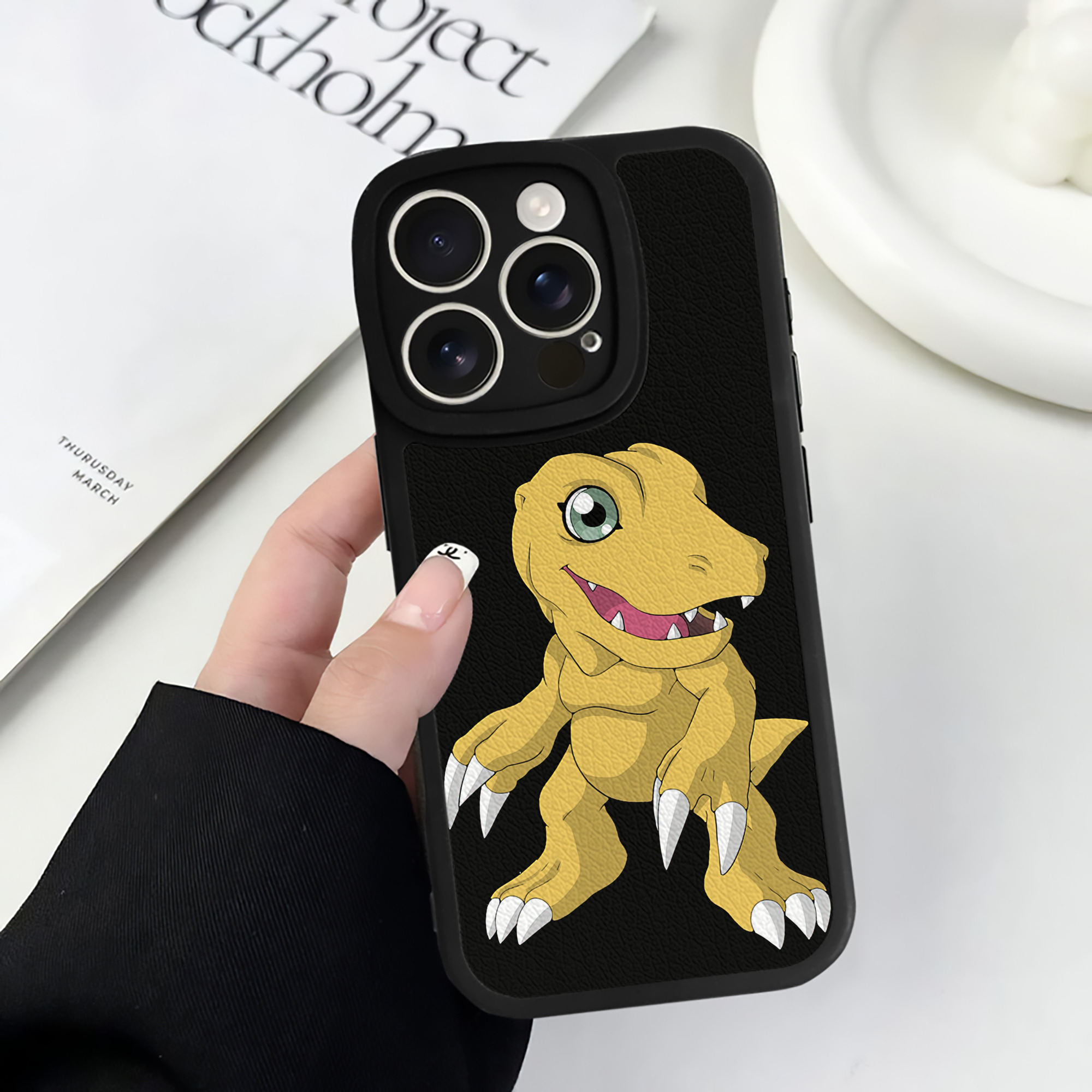 （画像用） Digimon デジタルモンスター/デジモン 【iPhone 16シリーズ対応】シリコンスマホケース（レザー調） 材質：シリコン